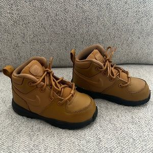 Toddle boys Nike shoe/boot
